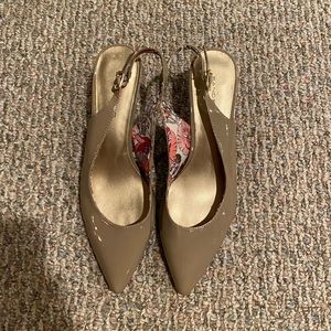 Bandolinos strappy tan heels